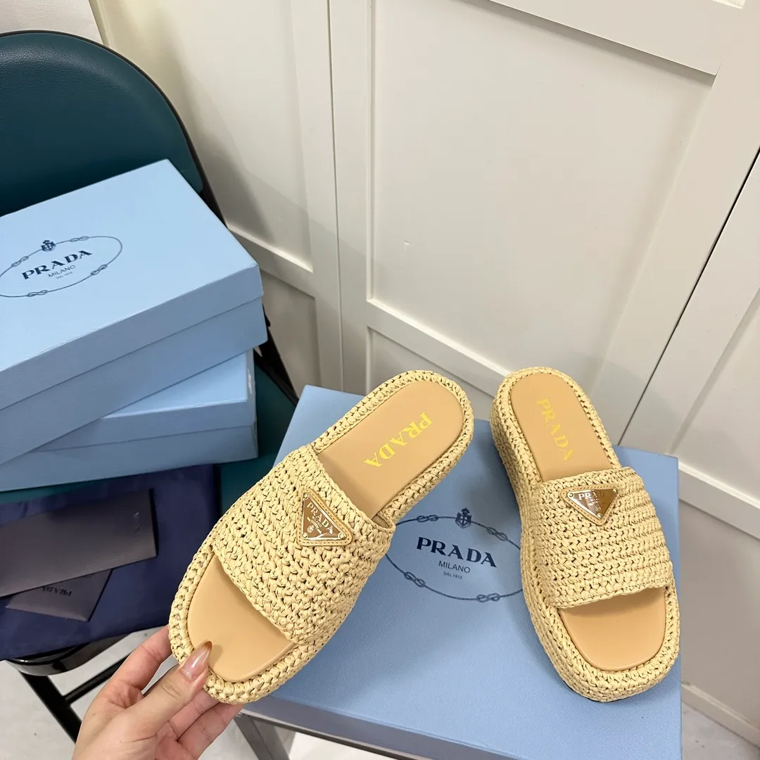👟👟Ex-factory price 420👟👟 Prada’s new woven shoes and straw slippers! This year's popular straw series, lazy people's must-have slippers, look so good on your feet! ●Material: original uniform grass weave ●Inner padding: sheepskin lining ●Outsole: rubber outsole ●Number of yards: 35～40 (40 41 customized)